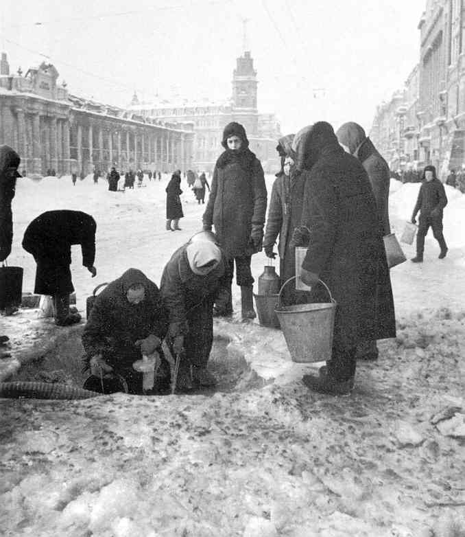 Ленинградцы пришли за водой из лопнувшей водопроводной трубы у Гостиного двора